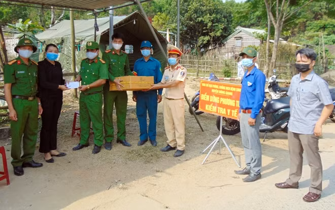 Các Mạnh Thường Quân thăm hỏi, tặng quà động viên cán bộ chiến sĩ làm nhiệm vụ tại chốt kiểm soát dịch khu vực xã Ba, huyện Đông Giang.