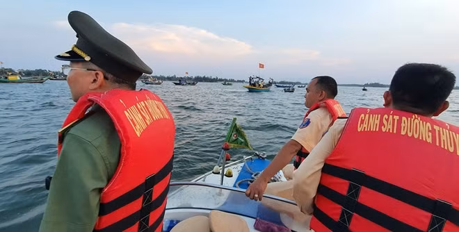 Thiếu tướng Nguyễn Đức Dũng, Giám đốc Công an tỉnh Quảng Nam, trực tiếp có mặt tại hiện trường chỉ đạo công tác tìm kiếm các nạn nhân mất tích.
