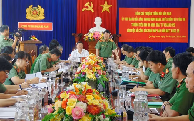 Thứ trưởng Bùi Văn Nam phát biểu chỉ đạo tại buổi làm việc.