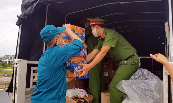 Chuẩn bị quà tặng để lên đường đến với các ĐVTN xung kích tham gia "tuyến đầu" chống dịch.
