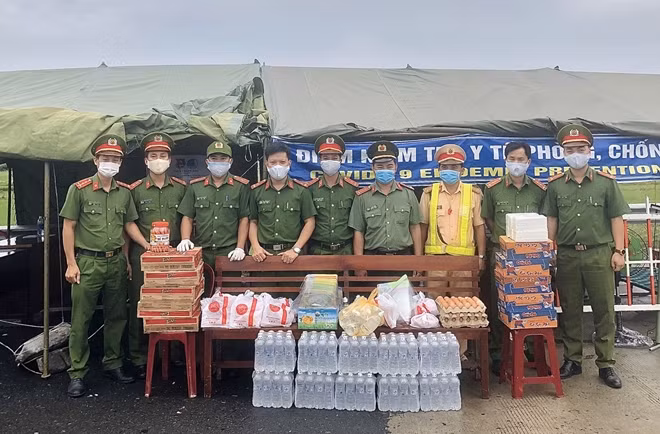 Ban Thường vụ Đoàn Thanh niên Công an tỉnh Quảng Nam thăm, tặng quà động viên CBCS làm nhiệm vụ tại chốt kiểm soát dịch COVID-19.