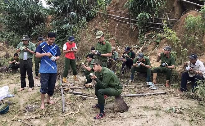 CBCS Công an tranh thủ ăn cơm nắm để tiếp tục làm cầu tạm.