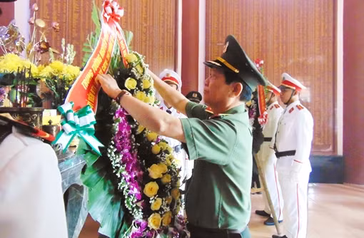 Thứ trưởng Nguyễn Văn Sơn dâng hoa, dâng hương tại Khu di tích An ninh khu V