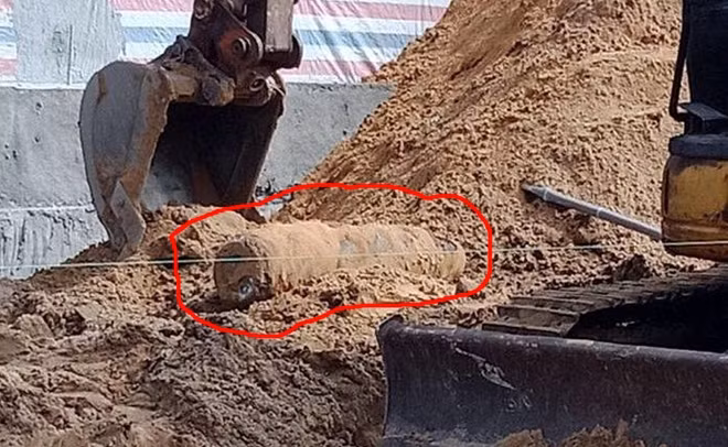 Quả bom lộ ra khi anh H. tổ chức đào móng nhà. Ảnh: B.Đ
