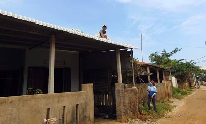 Người dân xã Bình Hải, huyện Bình Sơn chèn chống nhà cửa để đón bão.