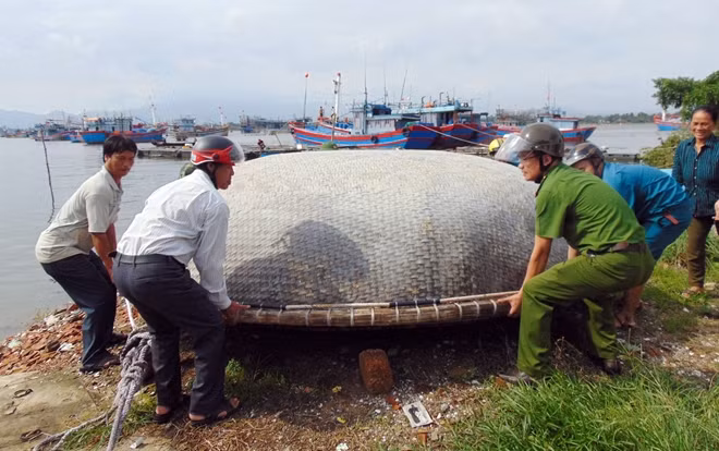 Công an xã Tam Quang, huyện Núi Thành, tỉnh Quảng Nam phối hợp giúp đỡ người dân di dời thuyền thúng tránh bão.