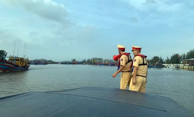 Cán bộ Cảnh sát đường thủy Quảng Nam tổ chức tuần tra, tuyên truyền ngư dân triển khai ứng phó bão số 9 tại khu vực âu thuyền.