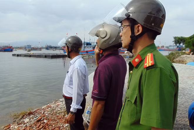Công an xã Tam Quang, huyện Núi Thành cùng lãnh đạo địa phương kiểm tra công tác neo đậu tàu thuyền và bè nuôi thủy sản tại âu thuyền ở địa phương.