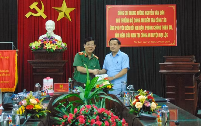 Thứ trưởng Nguyễn Văn Sơn trao 25 triệu đồng hỗ trợ 5 hộ gia đình bị sạt lở đất tại xã Đại Lãnh cho lãnh đạo huyện Đại Lộc.