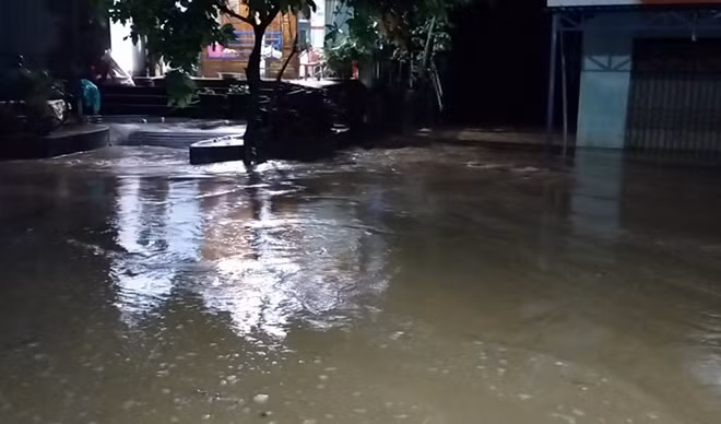 Nước lũ dâng cao, nhiều khu dân cư tại xã Đại Hưng, huyện Đại Lộc bị ngập sâu trong đêm.