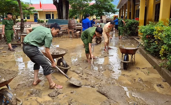 Công an huyện Đại Lộc giúp đỡ khắc phục hậu quả sau mưa lũ.