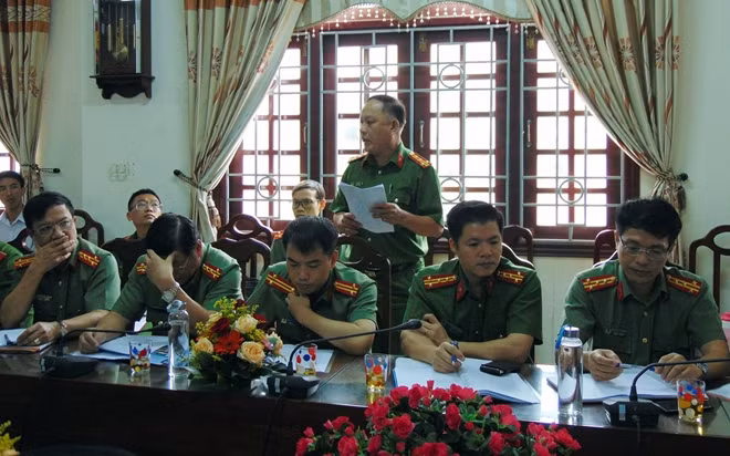 Lãnh đạo Trại giam An Điềm báo cáo với Thứ trưởng Nguyễn Văn Sơn về công tác ứng phó mưa lũ.