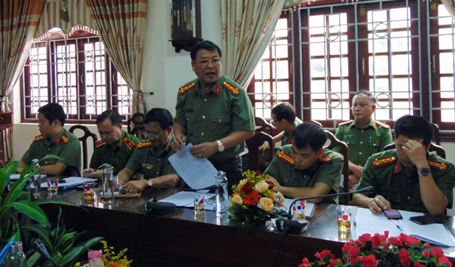 Lãnh đạo Công an TP Đà Nẵng báo cáo công tác ứng phó với mưa lũ tại buổi làm việc.