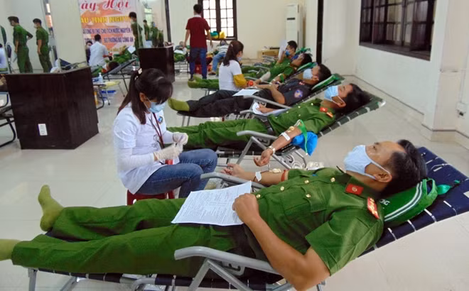 CBCS Công an Quảng Nam hăng hái tham gia hiến máu tình nguyện giữa mùa dịch COVID-19.