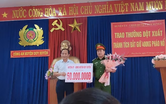 Lãnh đạo huyện Duy Xuyên trao thưởng đột xuất cho Công an huyện Duy Xuyên.