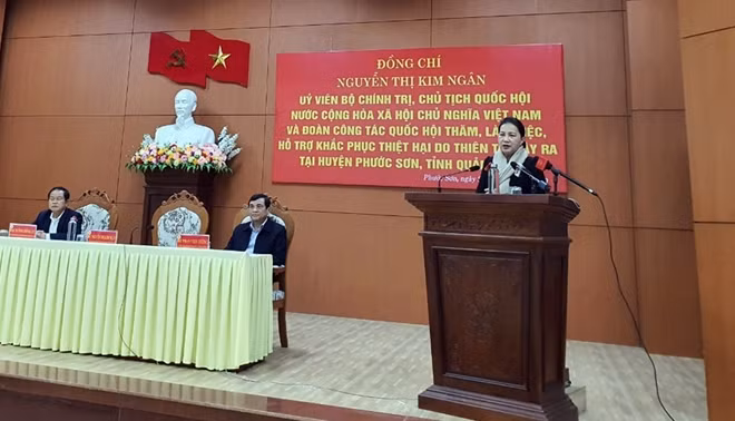 Chủ tịch Quốc hội Nguyễn Thị Kim Ngân đề nghị tỉnh Quảng Nam và huyện Phước Sơn tiếp tục giúp đỡ nhân dân ổn định cuộc sống, tiếp tục tìm kiếm những người còn mất tích.