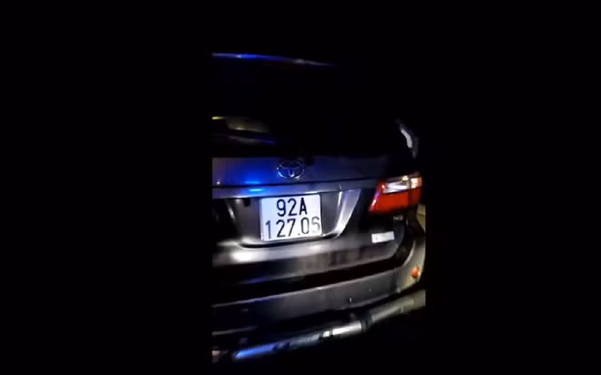 Xe ôtô vi phạm (Ảnh cắt từ clip).