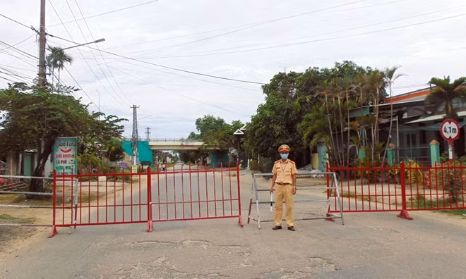 Công an phong tỏa đoạn đường xảy ra vụ việc phục vụ công tác điều tra.