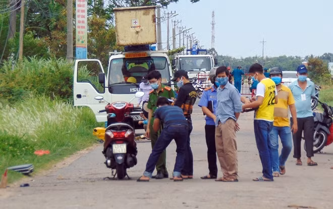 Khám nghiệm chiếc xe máy của nạn nhân.