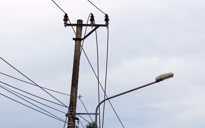 Dây điện cao thế bị mảnh vỡ văng trúng, bị đứt sau vụ nổ.