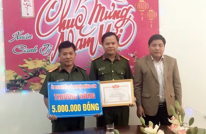 Ông Nguyễn Văn Hòa khen thưởng Công an huyện Nông Sơn.