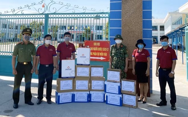 Phòng Giao dịch Thăng Bình Ngân hàng Bưu điện Liên Việt chi nhánh Quảng Nam tặng quà cán bộ, chiến sĩ làm nhiệm vụ tại khu cách ly tập trung trên địa bàn huyện Thăng Bình.