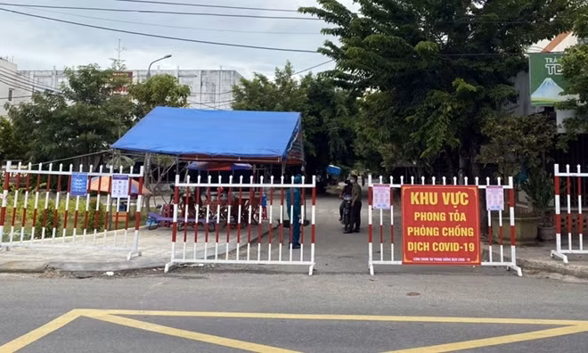 Trước diễn biến phức tạp của dịch COVID-19, tỉnh Quảng Nam đã triển khai phong tỏa nhiều khu dân cư có nguy cơ cao lây nhiễm dịch trong cộng đồng.