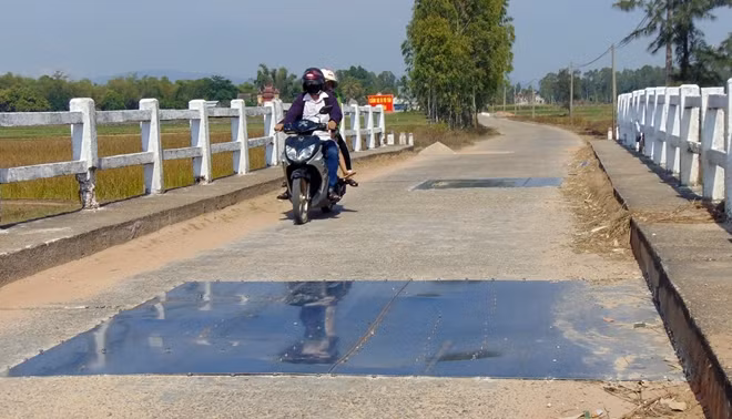 Cầu Bình Nam bắc qua sông Bình Nam, một nhánh chảy ra sông Tam Kỳ, bị xuống cấp, mặt cầu xuất hiện 2 điểm hư hỏng nặng nên cơ quan quản lý phải dùng 2 miếng sắt lớn "vá" tạm lại.