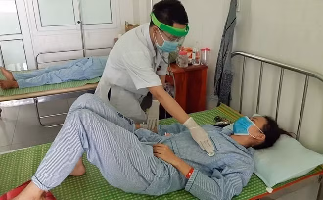 Một bệnh nhân nghi ngộ độc pate Minh Chay được điều trị tại BVĐK Vĩnh Đức. Ảnh: B.V
