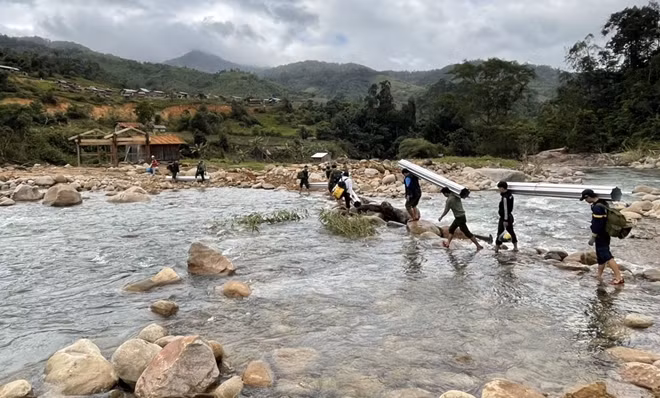 Đoàn viên thanh niên Công an vác tôn, vượt suối đến giúp người dân tại xã Trà Nam, huyện Nam Trà My.