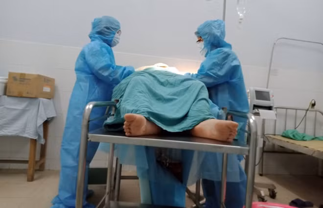 Y, bác sĩ Bệnh viện Đa khoa Quảng Nam giúp chị V. "vượt cạn" trong khu cách ly của bệnh viện.