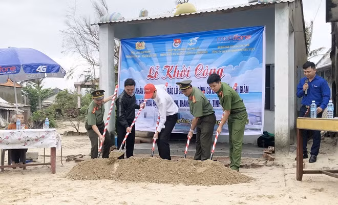 Các đại biểu thực hiện nghi thức động thổ xây dựng nhà nhân ái cho cụ Giãn.