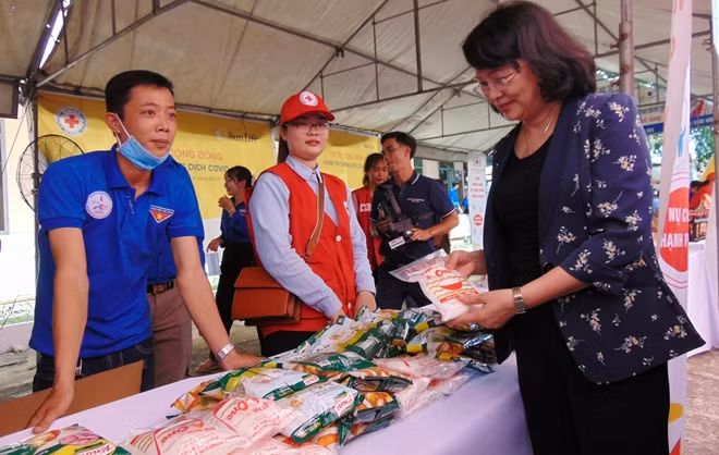 Phó Chủ tịch nước Đặng Thị Ngọc Thịnh tham quan các gian hàng tại phiên chợ nhân đạo tại huyện Đại Lộc, tỉnh Quảng Nam.