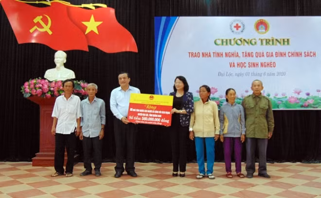 Phó Chủ tịch nước Đặng Thị Ngọc Thịnh trao tặng 8 căn nhà tình nghĩa cho các hộ nghèo huyện Đại Lộc.