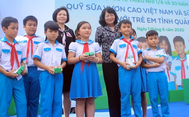 Phó Chủ tịch nước Đặng Thị Ngọc Thịnh trao quà cho các em học sinh nhân Ngày quốc tế thiếu nhi.