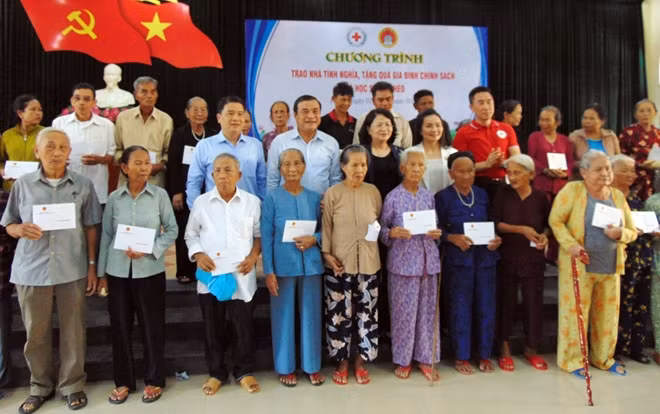 Phó Chủ tịch nước Đặng Thị Ngọc Thịnh cùng lãnh đạo các ban, ngành, địa phương tặng quà cho các gia đình chính sách.