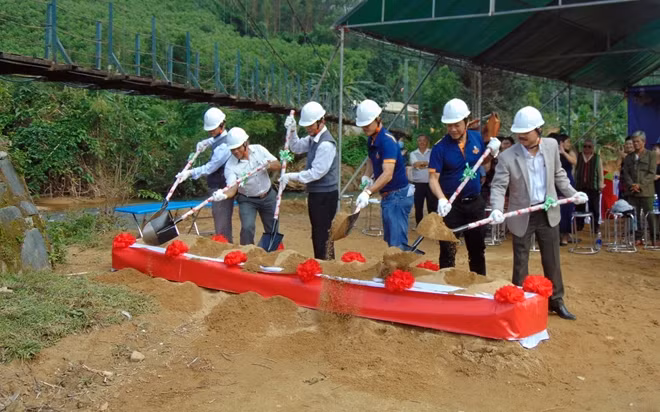 Các đại biểu tham gia nghi thức xây sửa cầu treo Zà Há.