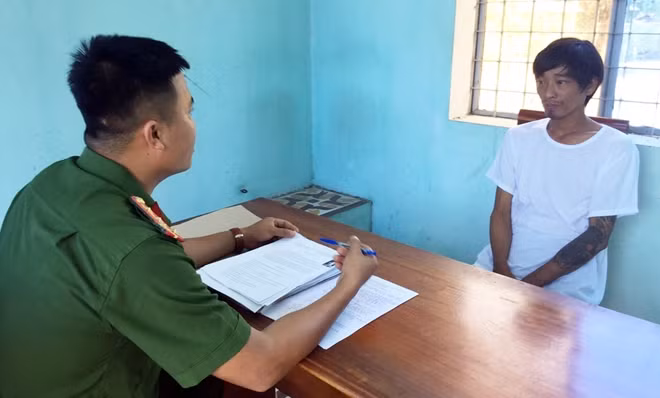 Cán bộ Công an làm việc với Trần Thanh Vinh.