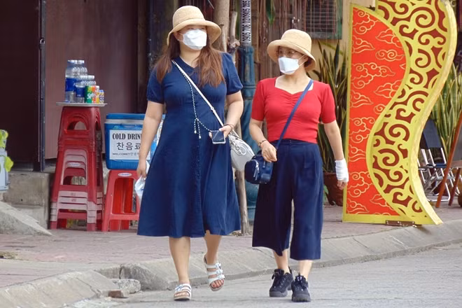 Để phòng, chống dịch bệnh COVID-19, tỉnh Quảng Nam bắt buộc người dân đeo khẩu trang tại nơi công cộng.