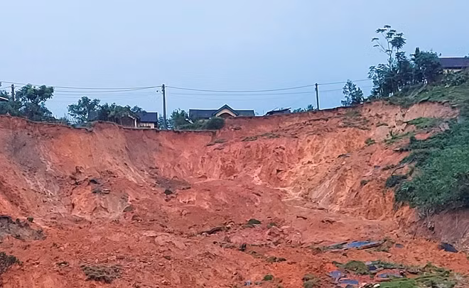 Tình trạng sạt lở đe dọa an toàn của các hộ dân tại xã Sơn Long. Ảnh: CTV