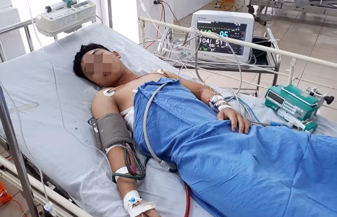 Sau phẫu thuật, bệnh nhân Tú đang tiếp tục được theo dõi điều trị tại bệnh viện.