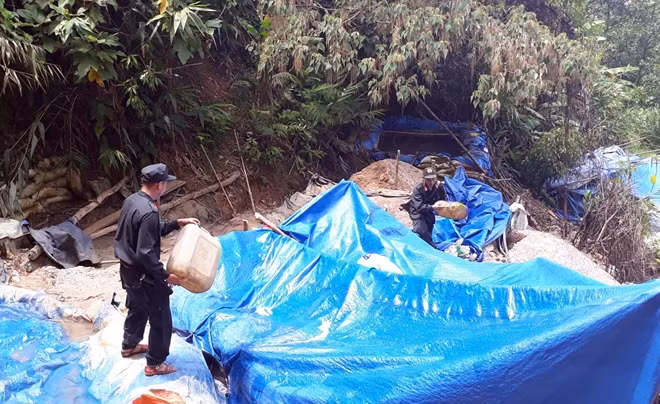 Lực lượng Công an truy quét một điểm khai thác vàng trái phép trên địa bàn tỉnh Quảng Nam (Ảnh minh họa).