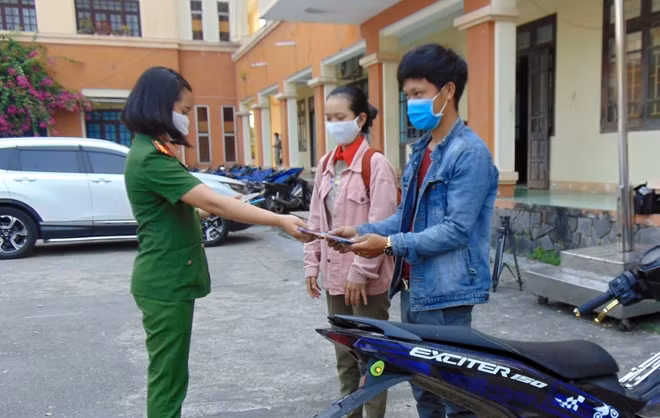Cán bộ Công an TP Tam Kỳ trao trả lại xe máy cho các nạn nhân.