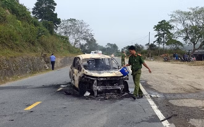 Lực lượng Công an nhanh chóng có mặt tại hiện trường tham gia công tác cứu nạn và điều tra nguyên nhân vụ việc.