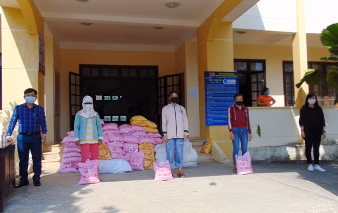 Việc trao tặng quà được thực hiện đảm bảo các biện pháp phòng, chống dịch COVID-19 về giữ khoảng cách giữa người với người, mang khẩu trang,...