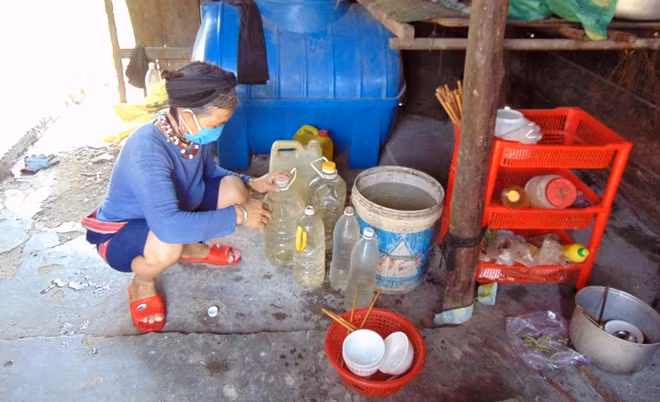 Việc thiếu nước sinh hoạt khiến cuộc sống của người dân xã Cà Dy gặp rất nhiều khó khăn.