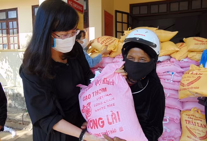 Trung tá Nguyễn Thị Thanh, Chủ tịch Hội Phụ nữ Trường Trung cấp CSND V, tặng quà cho hộ nghèo xã Cà Dy.