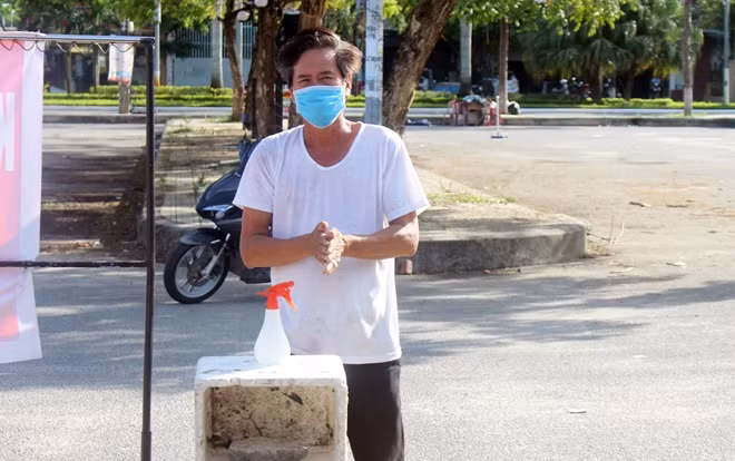 Người dân thực hiện rửa tay sát khuẩn dù đã được dỡ bỏ phong tỏa.