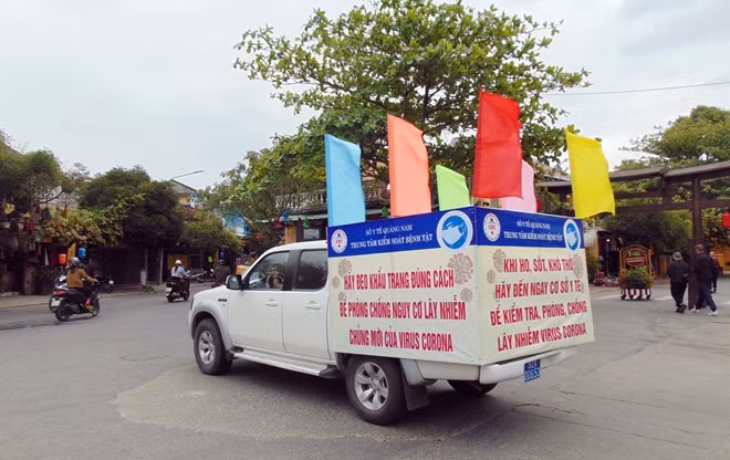 Xe tuyên truyền lưu động về COVID-19 hoạt động tại TP Hội An.