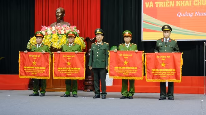 Thứ trưởng Nguyễn Văn Sơn trao Cờ Thi đua của Bộ Công an cho 4 tập thể thuộc Công an tỉnh Quảng Nam.